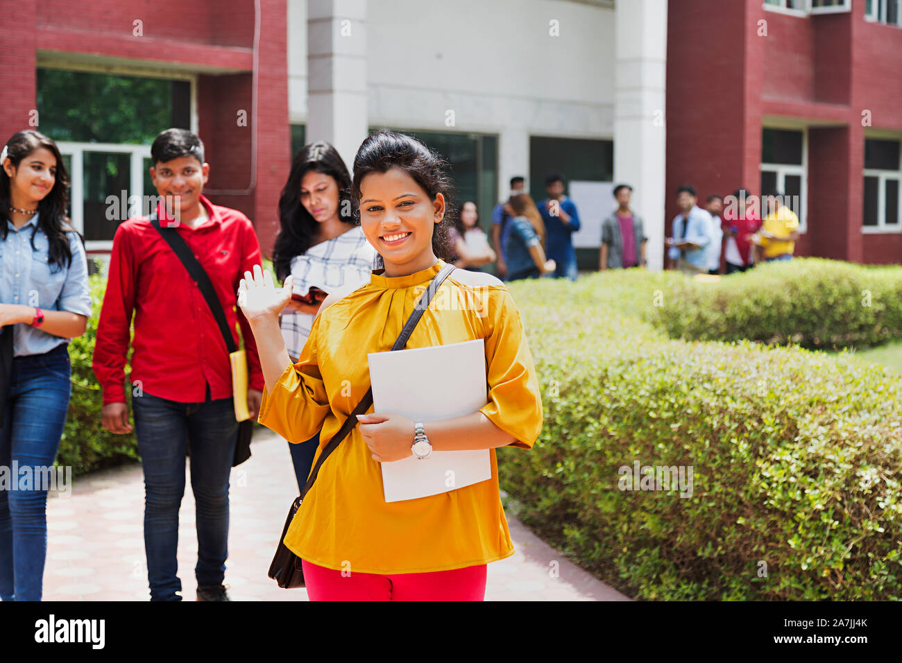 Junge Mädchen Student Geste der Hand mit Studenten - Hintergrund At-University Campus Gebäude Stockfoto
