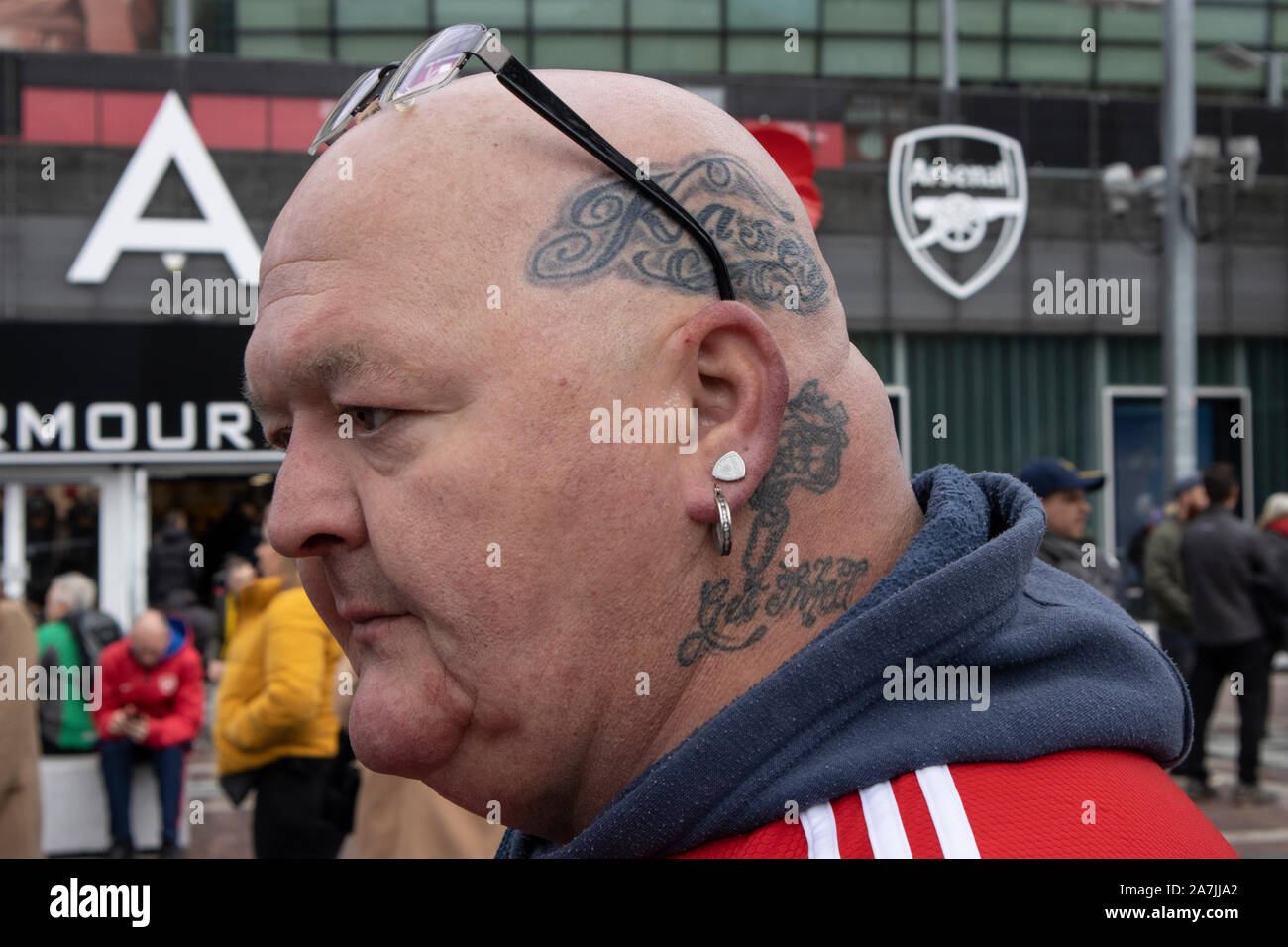 Arsenal Fans in der Umgebung des Emirates Stadium, Highbury and Islington, nördlich von London, England, Vereinigtes Königreich Stockfoto