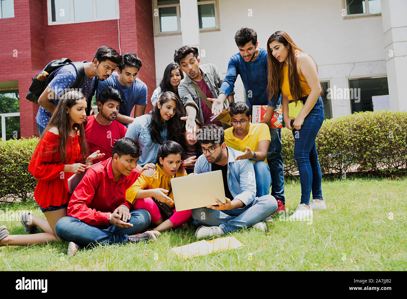 Gruppe Von College Madchen Und Jungen Studenten Freunde Zusammen Looking At Laptop E Learning At Campus Stockfotografie Alamy