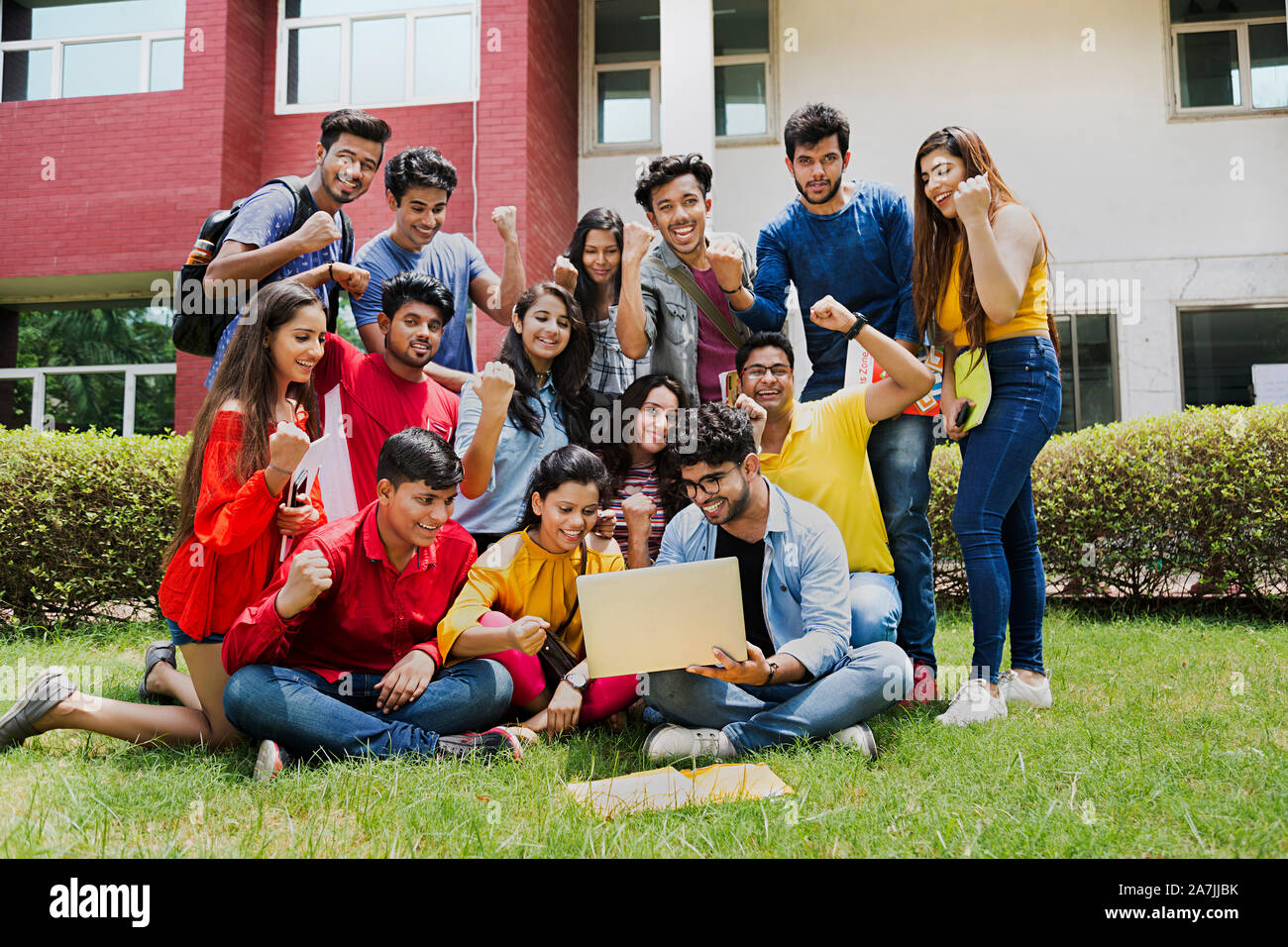 Gruppe College Jungen und Mädchen Students-Friends zusammen wth laptop Sieg feiern Erfolg Bildung At-Campus Stockfoto