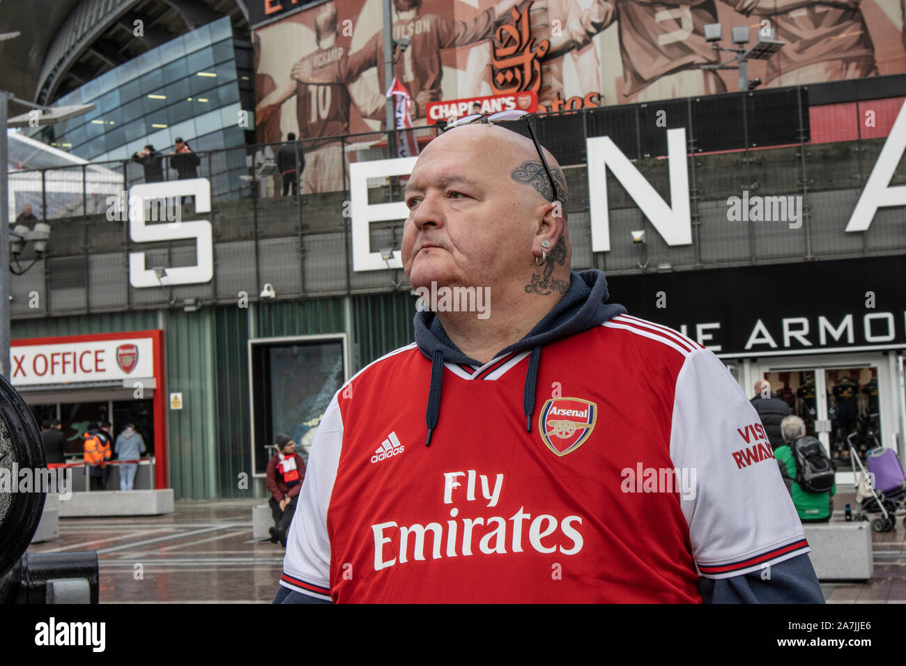 Arsenal Fans in der Umgebung des Emirates Stadium, Highbury and Islington, nördlich von London, England, Vereinigtes Königreich Stockfoto