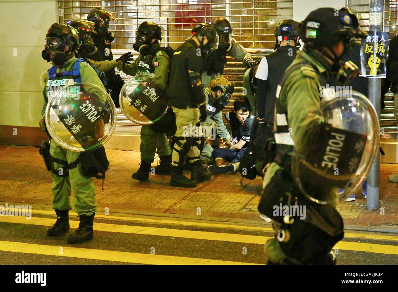 Hongkong, China. 02 Nov, 2019. Hong Kong Polizei mit Tränengas, Pfefferspray und Wasserwerfer zu anti-government Protesters als Tausende versammelten sich zu einer verbotenen Kundgebung an der Causeway Bay, Wan Chai und Mongkok zerstreuen. Credit: Gonzales Foto/Alamy leben Nachrichten Stockfoto