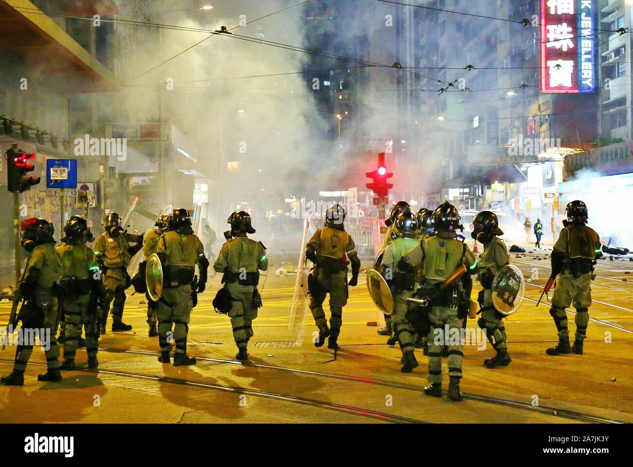 Hongkong, China. 02 Nov, 2019. Hong Kong Polizei mit Tränengas, Pfefferspray und Wasserwerfer zu anti-government Protesters als Tausende versammelten sich zu einer verbotenen Kundgebung an der Causeway Bay, Wan Chai und Mongkok zerstreuen. Credit: Gonzales Foto/Alamy leben Nachrichten Stockfoto