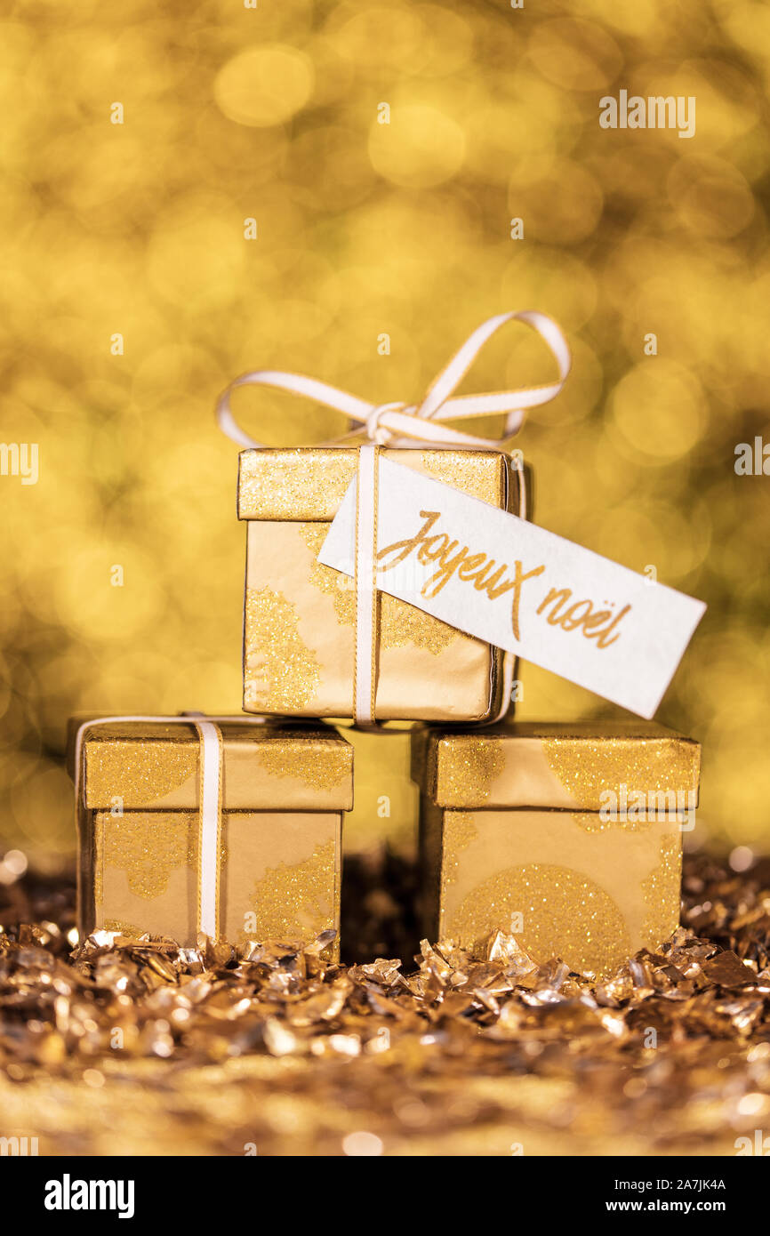 Drei goldene Geschenke mit französischen Text das heißt frohe Weihnachten Stockfoto