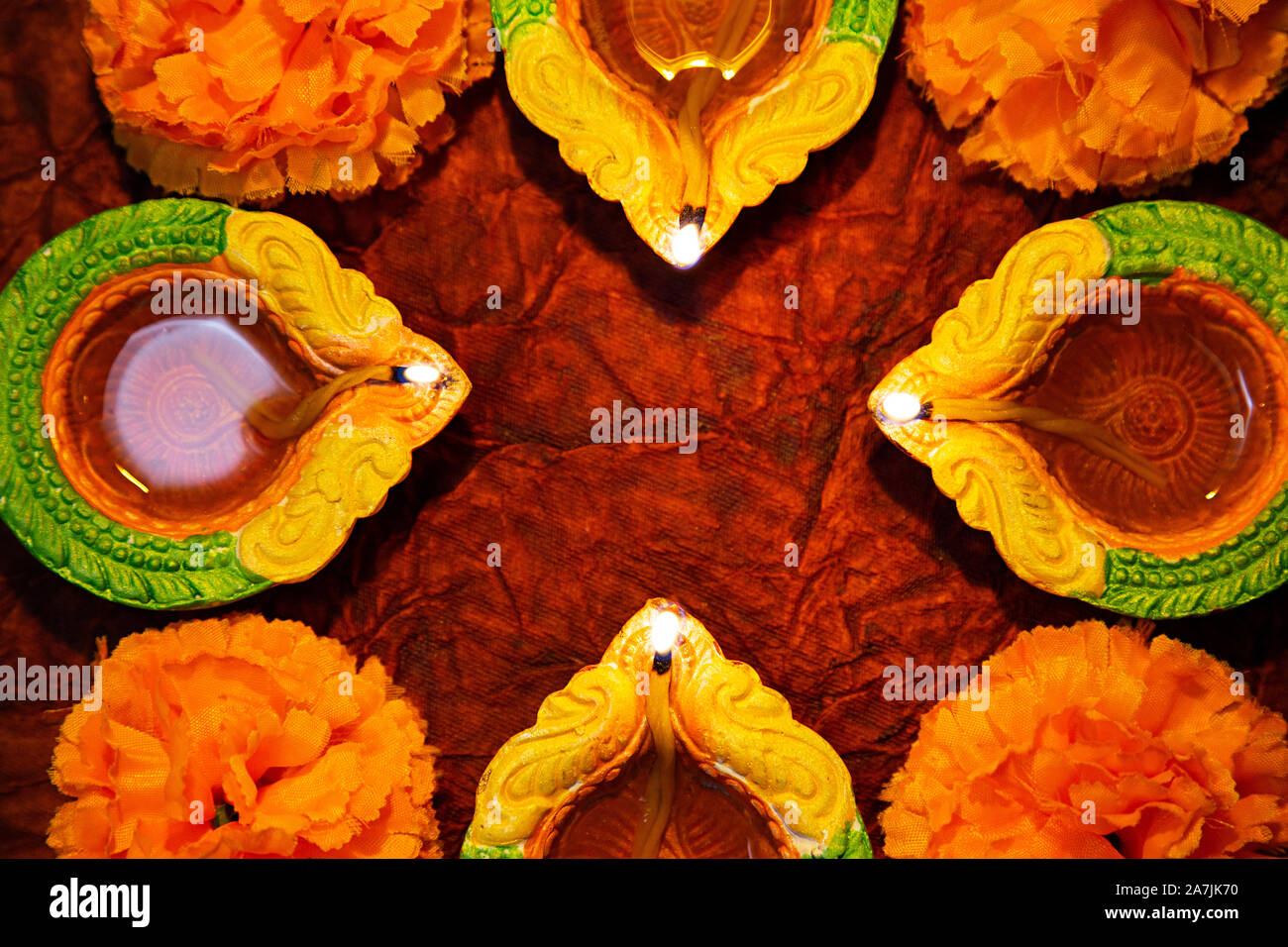 Brennende Diyas Öl - Leuchten mit Blumen Indian Festival Diwali Feier Niemand Stockfoto