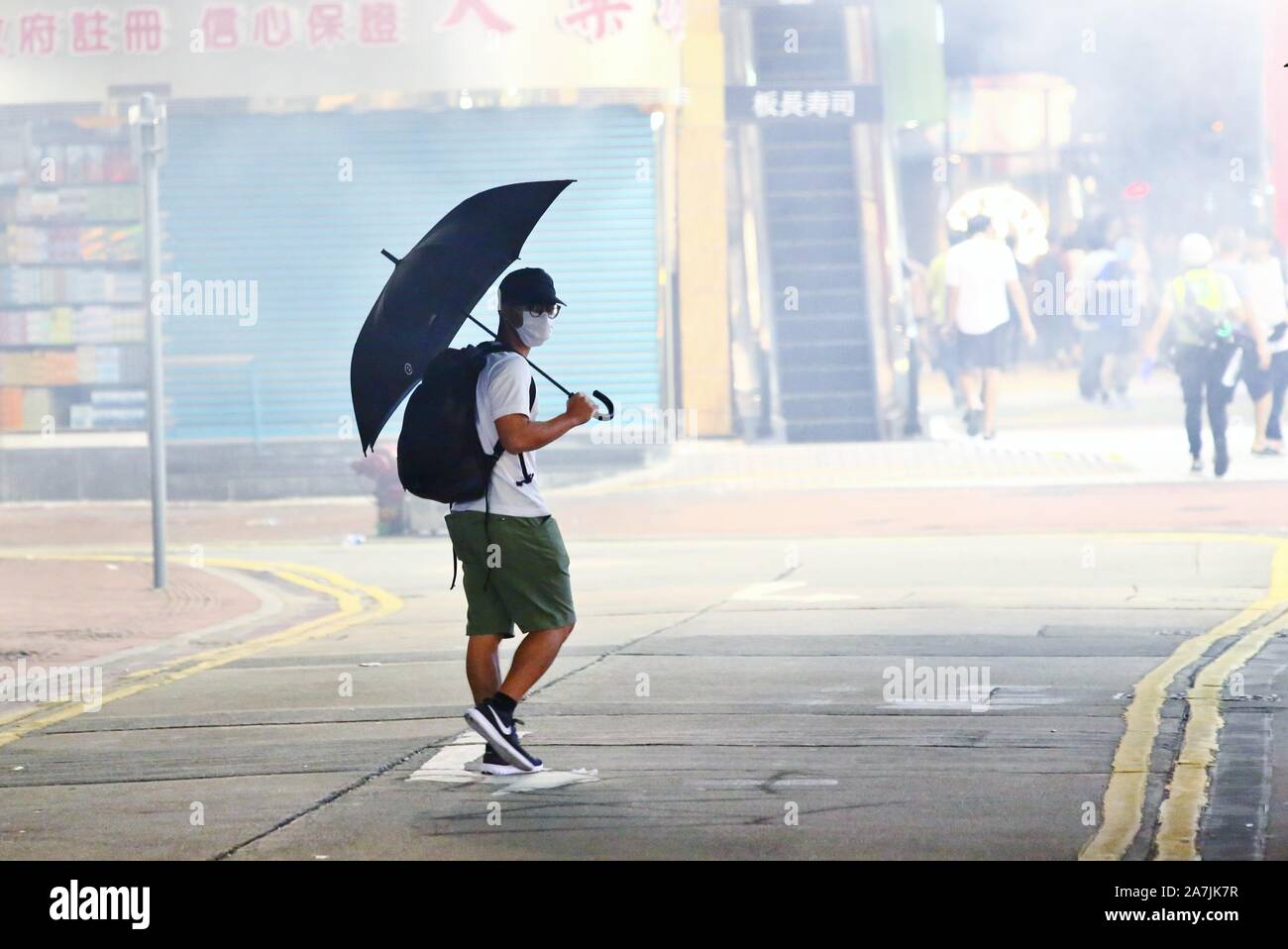 Hongkong, China. 02 Nov, 2019. Hong Kong Polizei mit Tränengas, Pfefferspray und Wasserwerfer zu anti-government Protesters als Tausende versammelten sich zu einer verbotenen Kundgebung an der Causeway Bay, Wan Chai und Mongkok zerstreuen. Credit: Gonzales Foto/Alamy leben Nachrichten Stockfoto