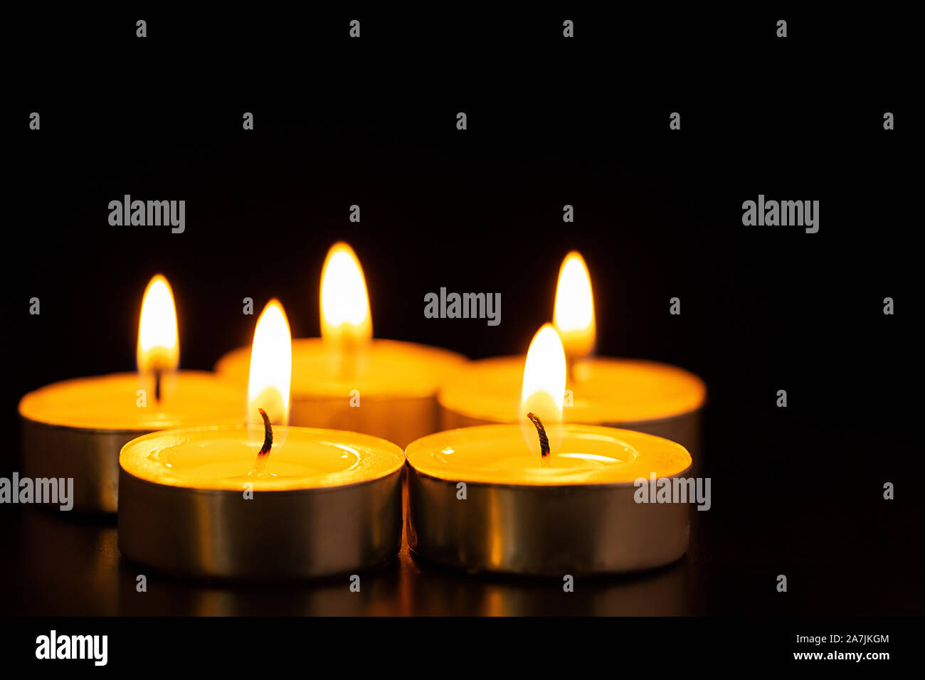 Indian Festival von Diwali - Leuchtet auf - im Vordergrund - viele brennende Teelicht Kerzen Stockfoto