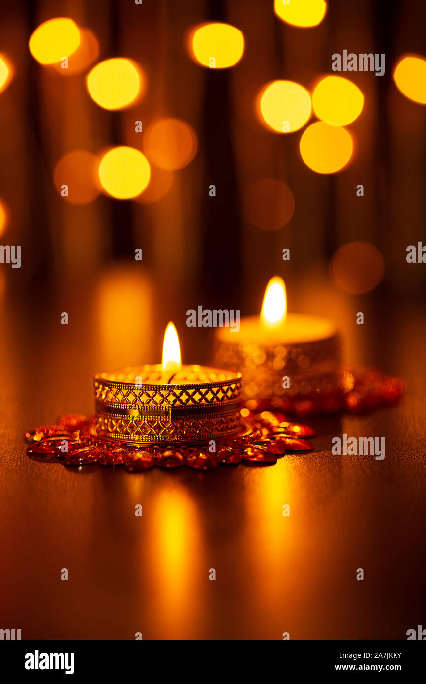 Kerzen Licht weg von Kerzen in der Nacht während Diwali Fest Feier Stockfoto