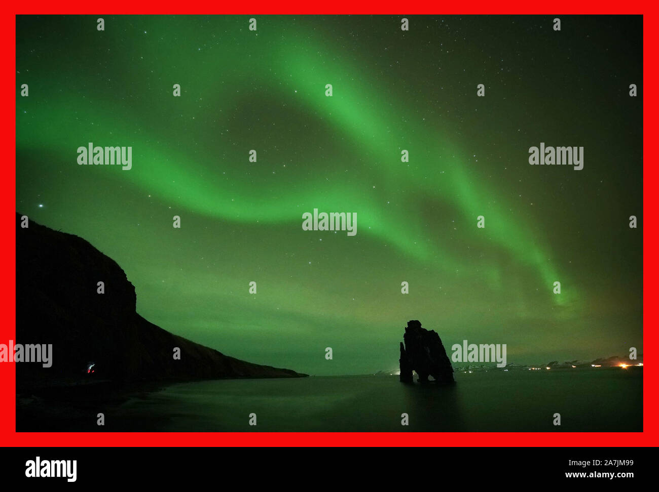 PABest Eine erstaunliche Northern Lights Display an der Hvítserkur Rock in Vatnsnesvegur, Island. PA-Foto. Datum: Sonntag, den 3. November 2019. Photo Credit: Owen Humphreys/PA-Kabel Stockfoto