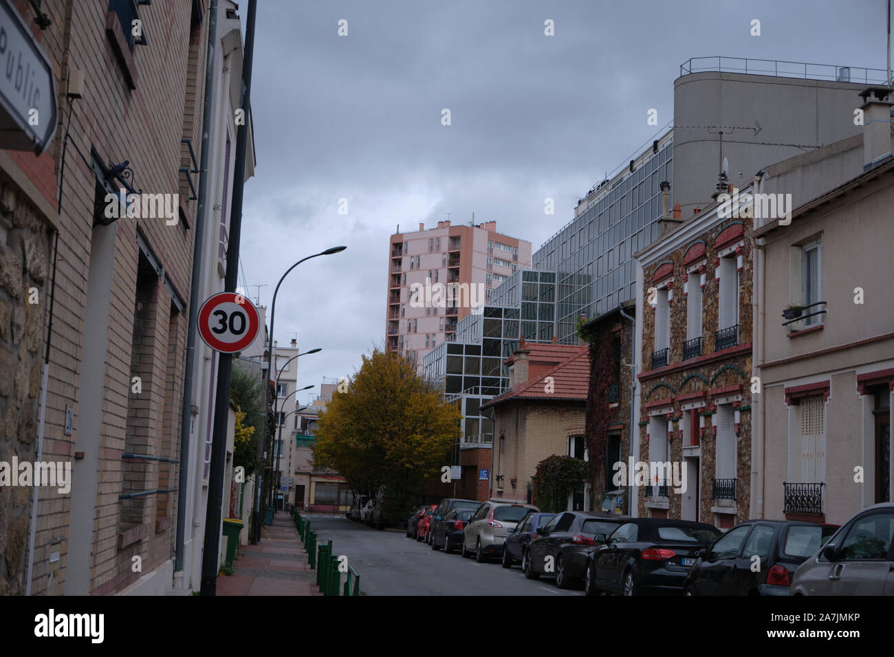 Straße mit einer eklektischen Mischung von Gebäuden Stockfoto