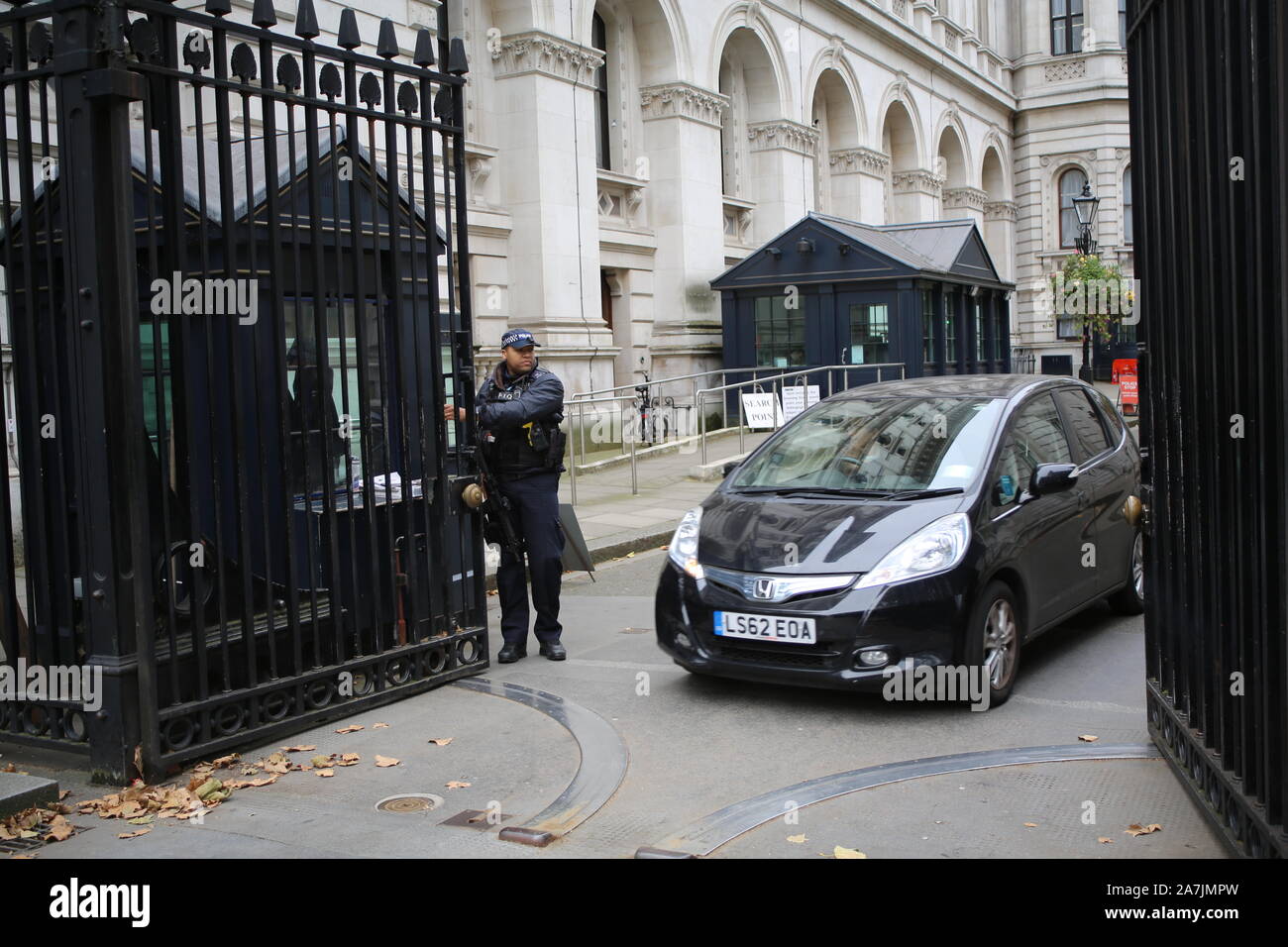 29. Oktober 2019 Ein Auto verlässt den Offenen schwer bewachten Toren von Downing Street, London, UK, der britische Premierminister und Bundeskanzler. Stockfoto