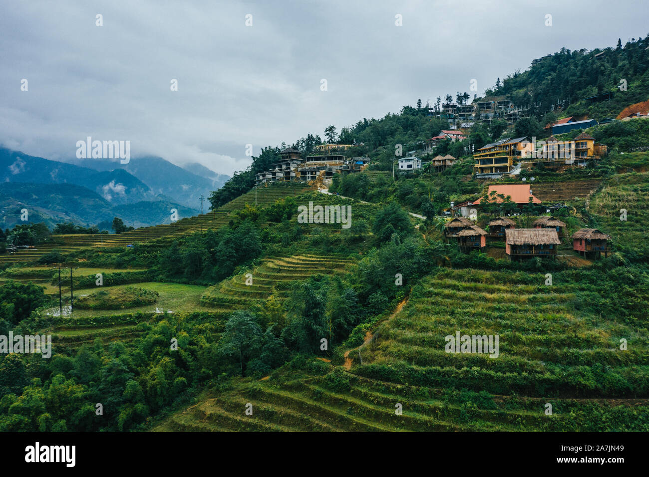 Top Antenne birdseye View der geernteten grünen Reisterrassen und kleine Hütten in Sapa, Nordvietnam. Im Herbst, Oktober 2019 Schuß Stockfoto