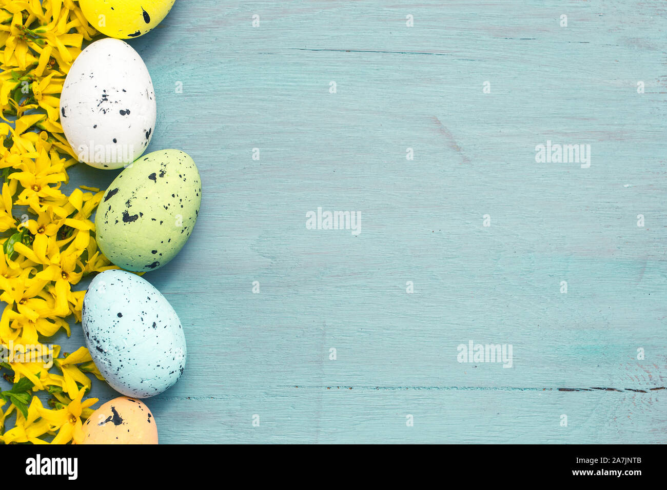 Ostern Hintergrund. Eier und Blumen auf blau Holztisch. Platz kopieren Stockfoto