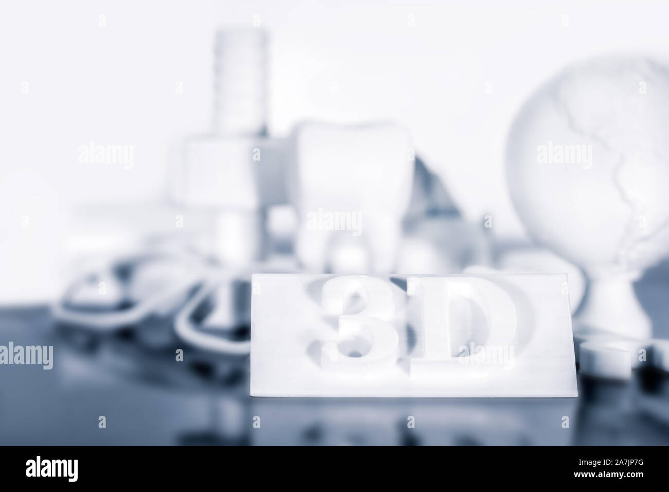 Verschiedene filament Modelle aus dem 3D-Drucker mit Reflexion vor einem weißen Hintergrund Stockfoto