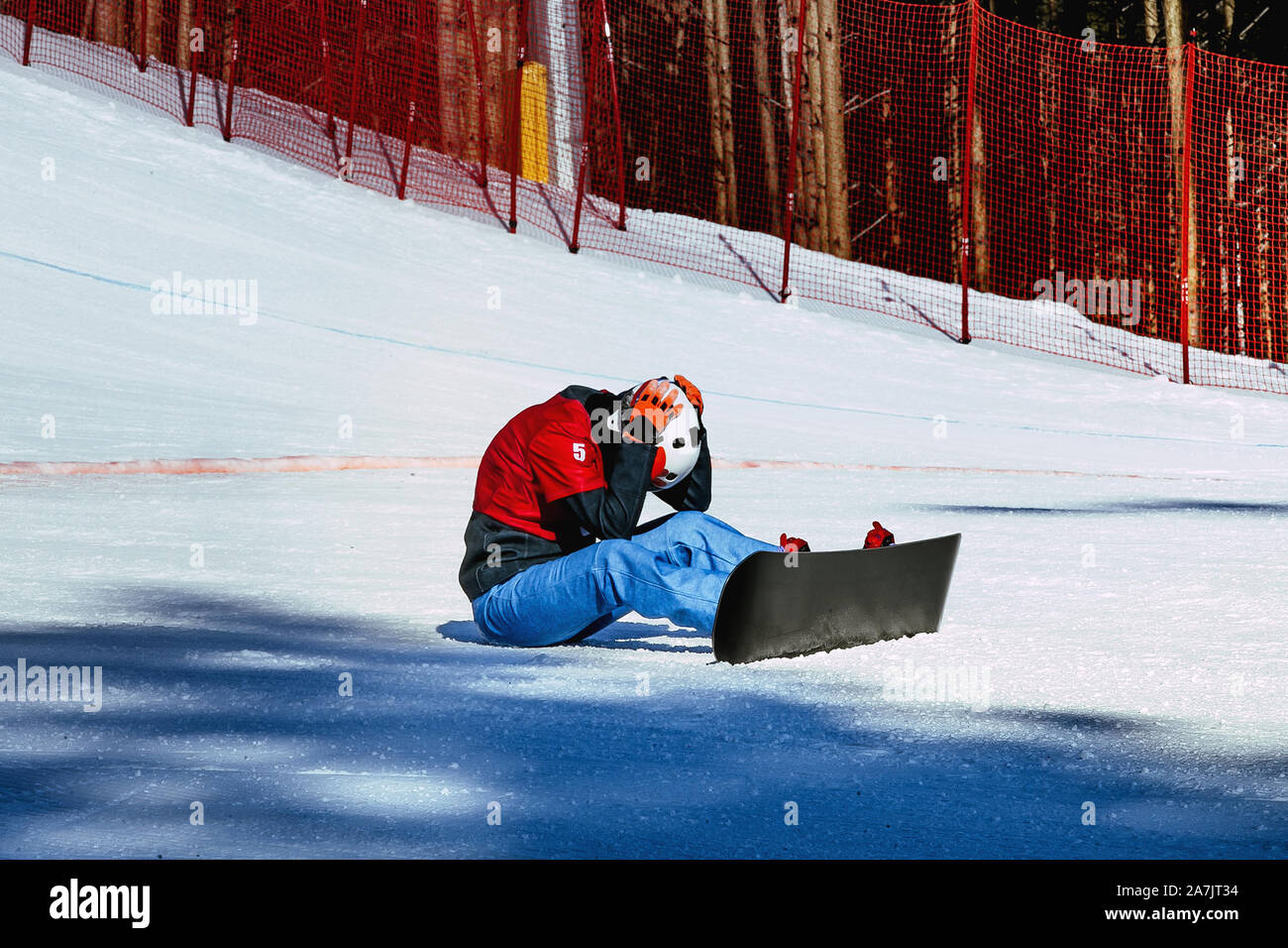 Frau Snowboarder auf Finish Line ausfall Rennen Stockfoto