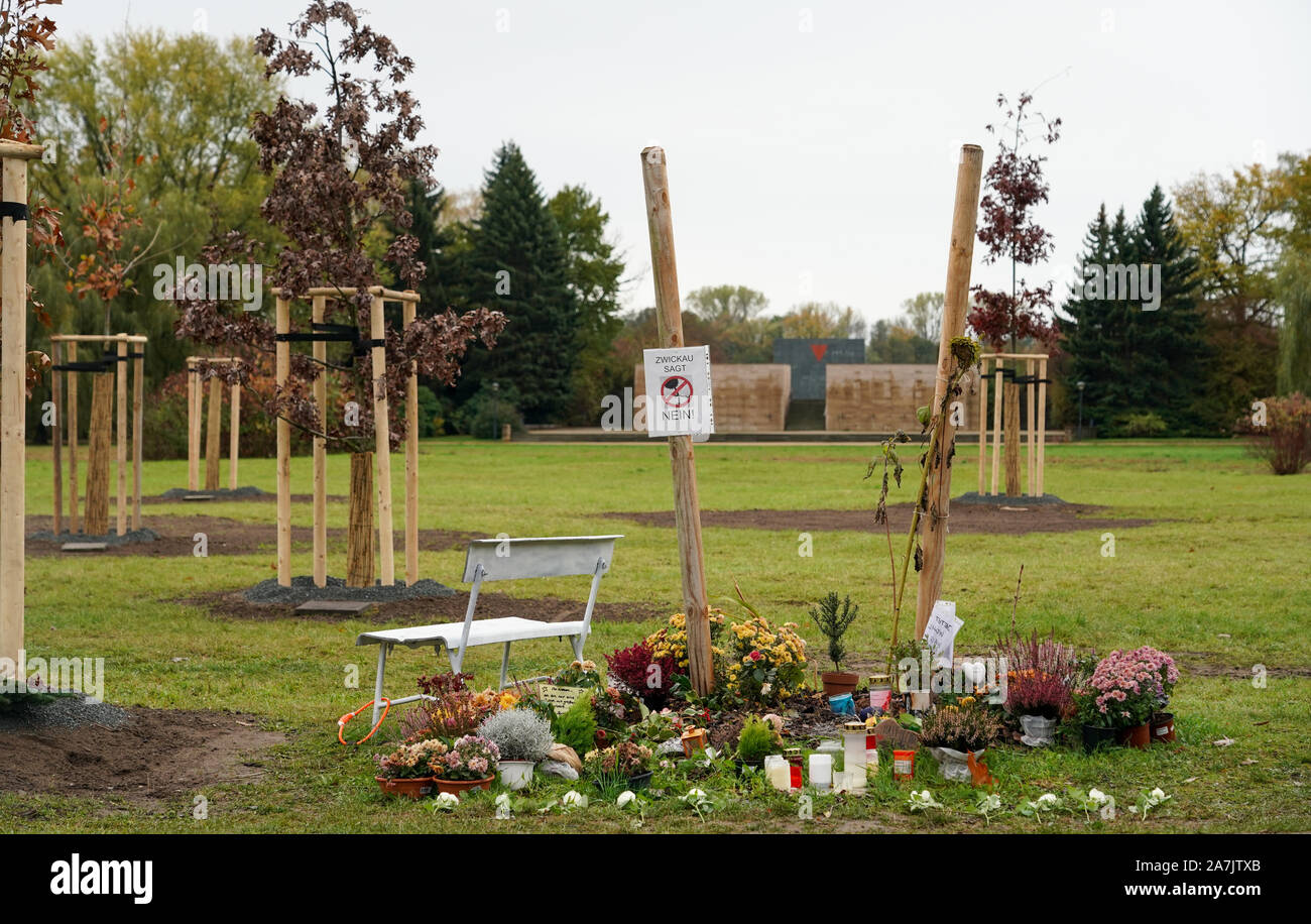 Zwickau, Deutschland. 03 Nov, 2019. Nach der Empörung um den aus gesägten Memorial Baum für Enver Simsek, erste Opfer der neo-nationalsozialistischen Terror trio NSU, die Stadt Zwickau neue 10 Bäume für alle Opfer des NSU mit Hilfe von Spenden der Gedenkstätte errichtet. Bei der offiziellen Gedenkfeier, eine Gedenktafel war auf jeden Baum für jedes Opfer gelegt. Credit: Peter Endig/dpa-Zentralbild/dpa/Alamy leben Nachrichten Stockfoto