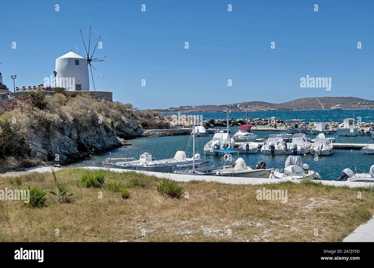 Paikia, Insel Paros, Griechenland - 30. Juni 2019: Blick auf den Yachthafen und seine Mühle in Parikia, Paros, Griechenland Stockfoto