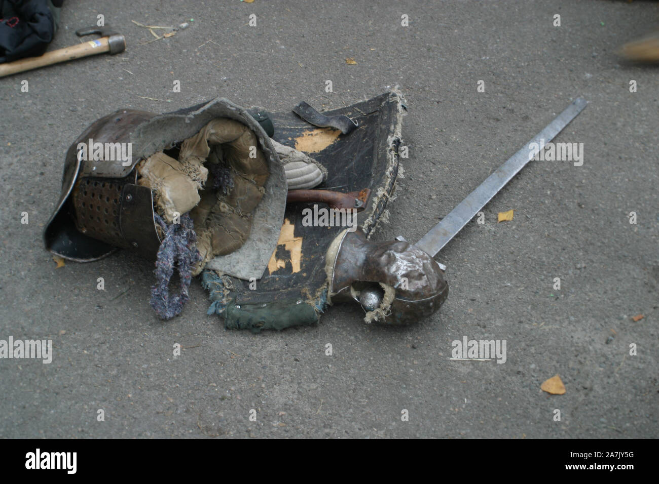 Das historische Fechten. Grasnarbe und Helm auf den Boden. Das historische Fechten. Stockfoto