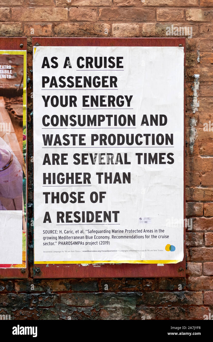 Eine geheimnisvolle Zeichen in einer Seitenstraße in Venedig, dass Touristen einen größeren CO2-Bilanz als Bewohner verlassen. Stockfoto