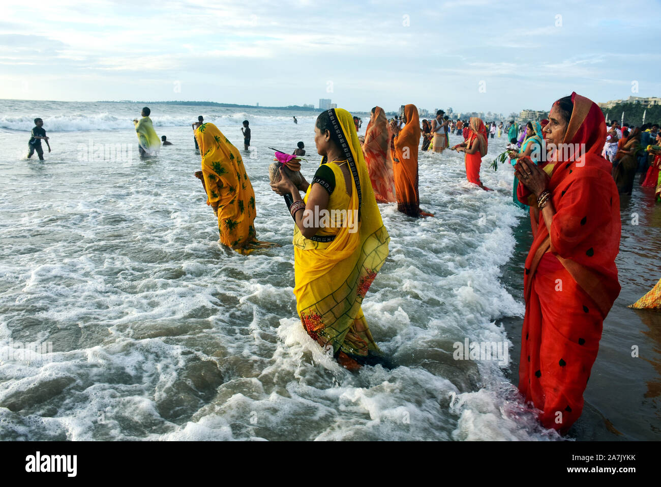 Mumbai, Indien. 02, Nov. 2019. Indisch-hinduistischen Gläubigen bieten Gebete an die Sonne auf den Anlass der Chhath Puja Festival am Juhu Beach am 02 November, 201 Stockfoto