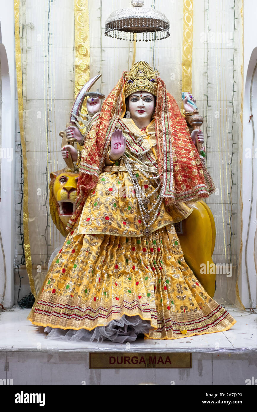 Eine Statue der hinduistischen Göttin Durga sitzen auf einem Löwen der Satya Narayan Mandir in Queens, New York City. Stockfoto