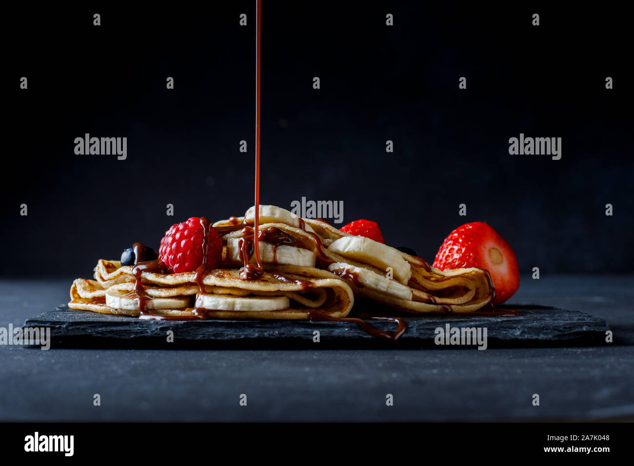 Crepe mit Banane, Erdbeer und Schokolade Stockfoto