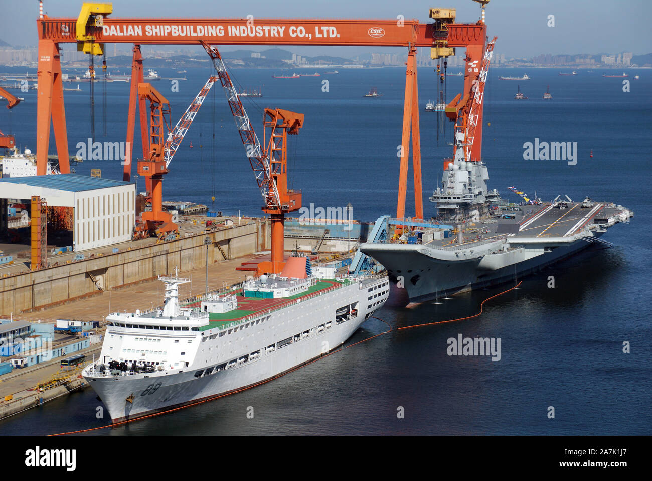 Chinas erster und im Inland gebaute Flugzeugträger Liaoning ist unter Wartung mit Gerüste errichtet und zwei Spalten die Ve auszustatten Stockfoto