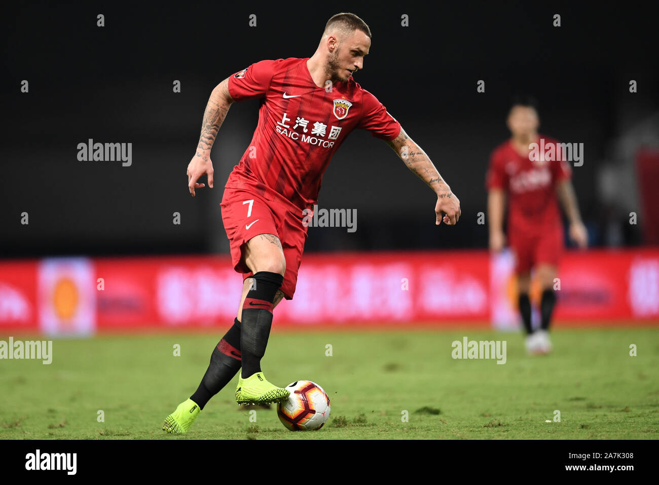 Österreichische Fußball-Spieler Marko Arnautovic von Shanghai SIPG F.C. hält den Ball in der 25. Runde Spiel der Chinese Football Association Super Leagu Stockfoto