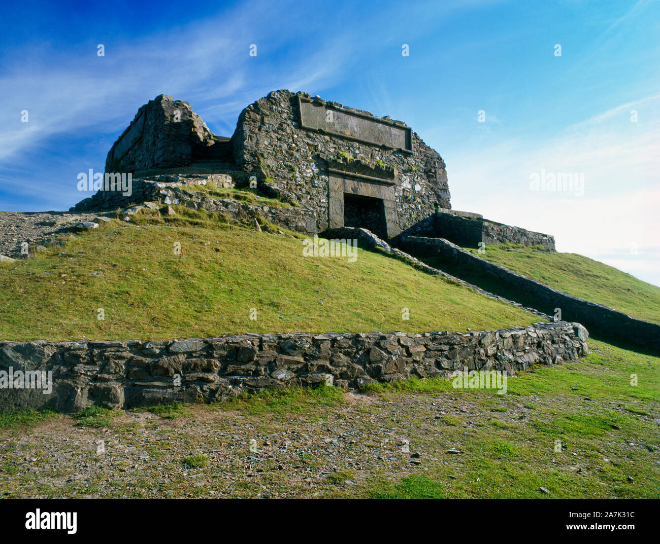 Anzeigen S des Jubiläums Denkmal auf dem Gipfel der Moel Famau in der Clwydian Hügel Bereich AONB, Denbighshire, Wales, UK: George III goldenes Jubiläum im Jahr 1810. Stockfoto