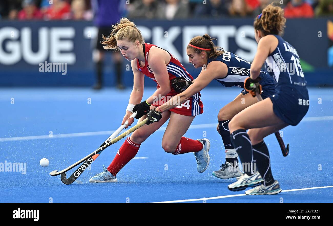 Stratford, London, UK. 3. November 2019. Charlotte Watson (Großbritannien) ist herausgefordert durch Camila Caram (Chile, Kapitän). England v Chile. FIH-Frauen Olympic hockey nähere Bestimmung. Lee Valley Hockey und Tennis Center. Stratford. London. Vereinigtes Königreich. Credit: Sport in Bildern/Alamy leben Nachrichten Stockfoto