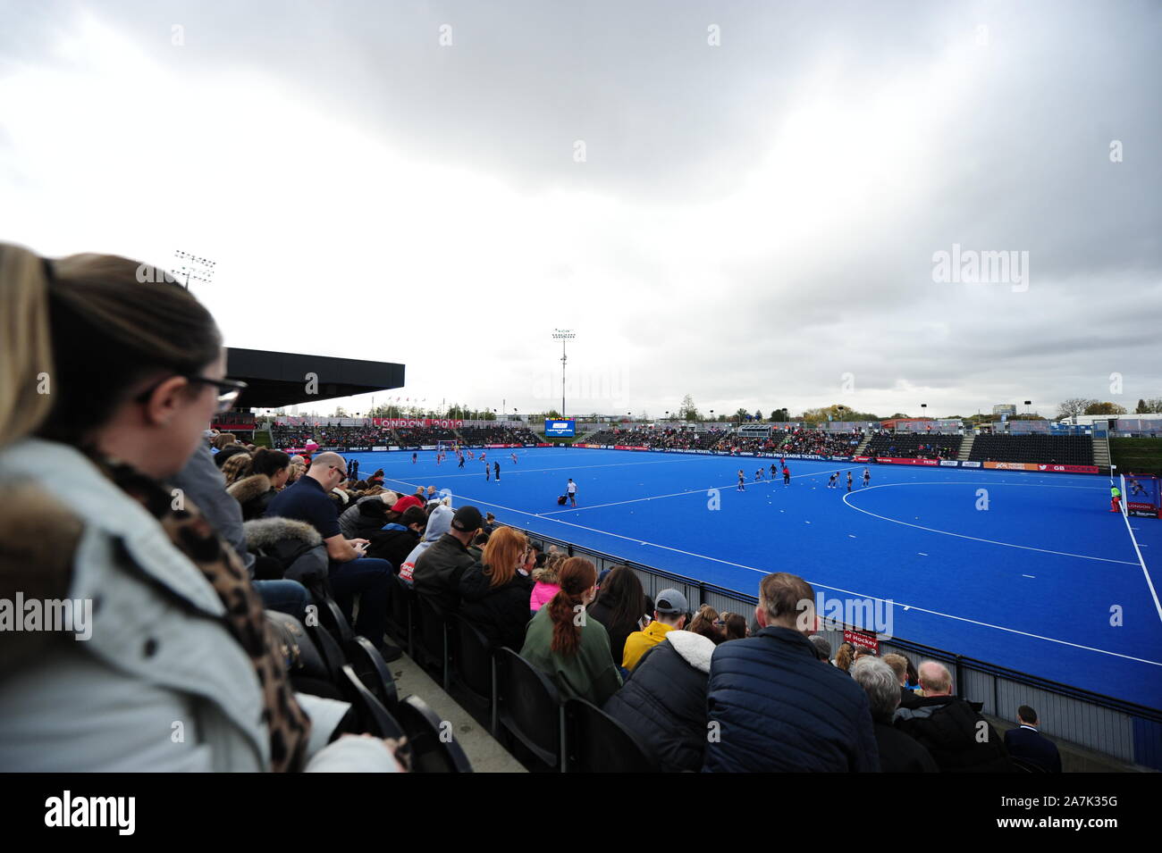 Die Fans versammeln sich vor dem FIH Hockey Olympic Qualifier im Lee Valley Hockey and Tennis Centre, London. Stockfoto