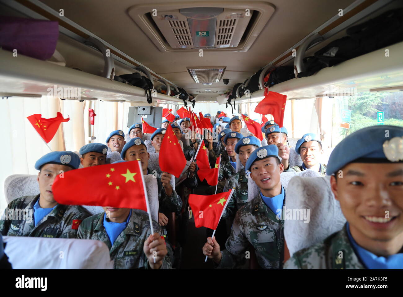 Die zweite Mannschaft des 9. Reihe der Chinesischen Friedenstruppe in der Republik Südafrika Sudan beenden ihre Mission und auf einem Flughafen in Zhengzhou ankommen Stockfoto