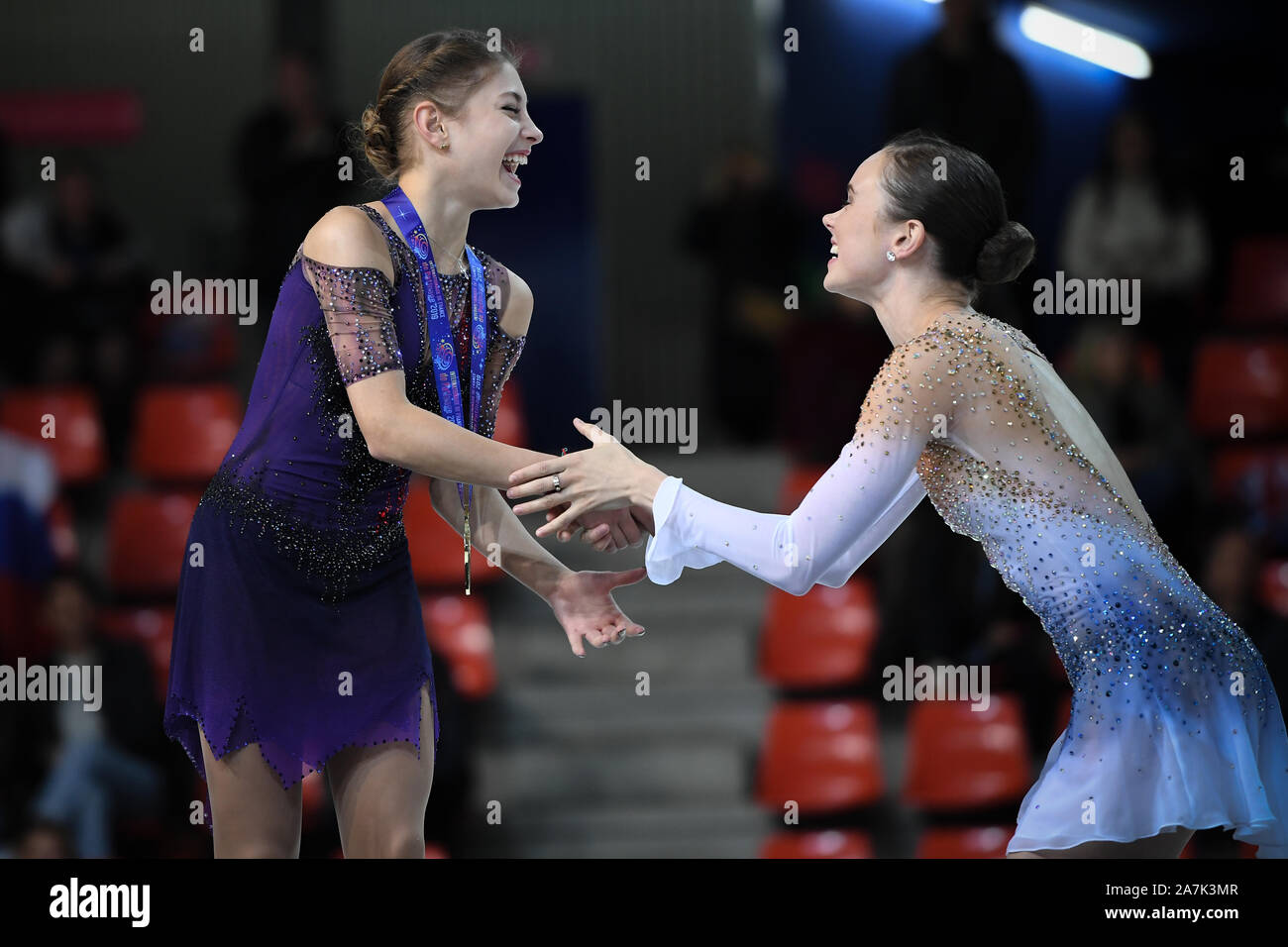 Grenoble, Frankreich. 2. Nov 2019. Damen Kür Auszeichnungen, Alena KOSTORNAIA, aus Russland, den ersten Platz, Mariah BELL, aus den USA, den dritten Platz, an ISU Grand Prix 2019, Internationaux de France de Patinage2019, Patinoire Polesud am 02 November, 2019 in Grenoble, Frankreich. Credit: Raniero Corbelletti/LBA/Alamy Leben Nachrichten Quelle: Lba Co.Ltd./Alamy leben Nachrichten Stockfoto