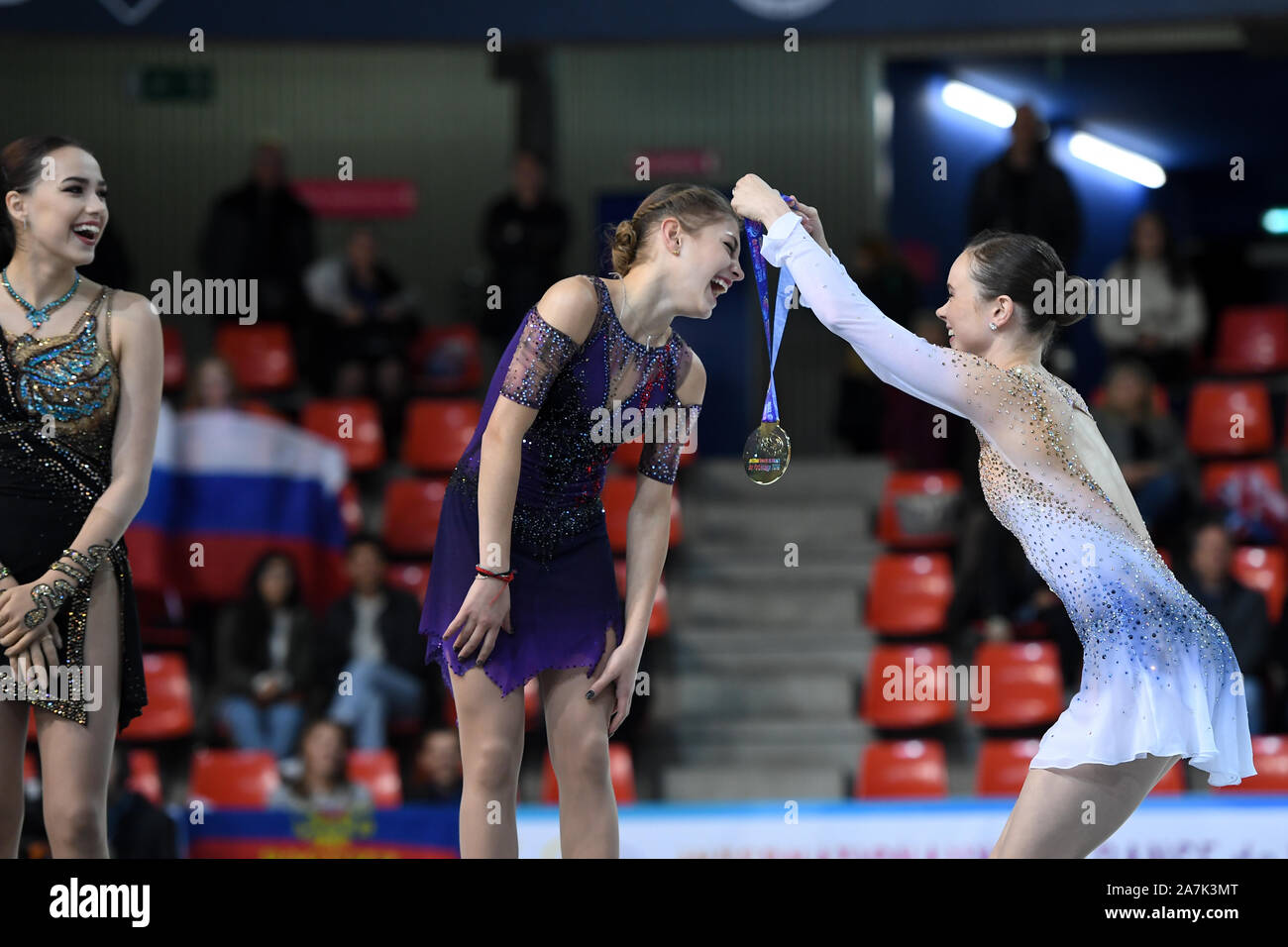 Grenoble, Frankreich. 2. Nov 2019. Damen Kür Auszeichnungen, Alena KOSTORNAIA, aus Russland, den ersten Platz, Alina ZAGITOVA, aus Russland, den zweiten Platz, Mariah BELL, aus den USA, den dritten Platz, an ISU Grand Prix 2019, Internationaux de France de Patinage2019, Patinoire Polesud am 02 November, 2019 in Grenoble, Frankreich. Credit: Raniero Corbelletti/LBA/Alamy Leben Nachrichten Quelle: Lba Co.Ltd./Alamy leben Nachrichten Stockfoto