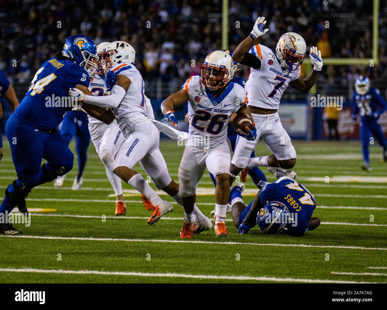 CEFCU Stadion San Jose, CA. 02 Nov, 2019. San Jose, CA Boise State cornerback Avery Williams (26) Läuft zurück eine Stocherkahnrückkehr für einen Touchdown während der NCAA Football Spiel zwischen der Boise State Broncos und dem San Jose State Spartans 52-42 an CEFCU Stadion San Jose, CA gewinnen. Thurman James/CSM/Alamy leben Nachrichten Stockfoto