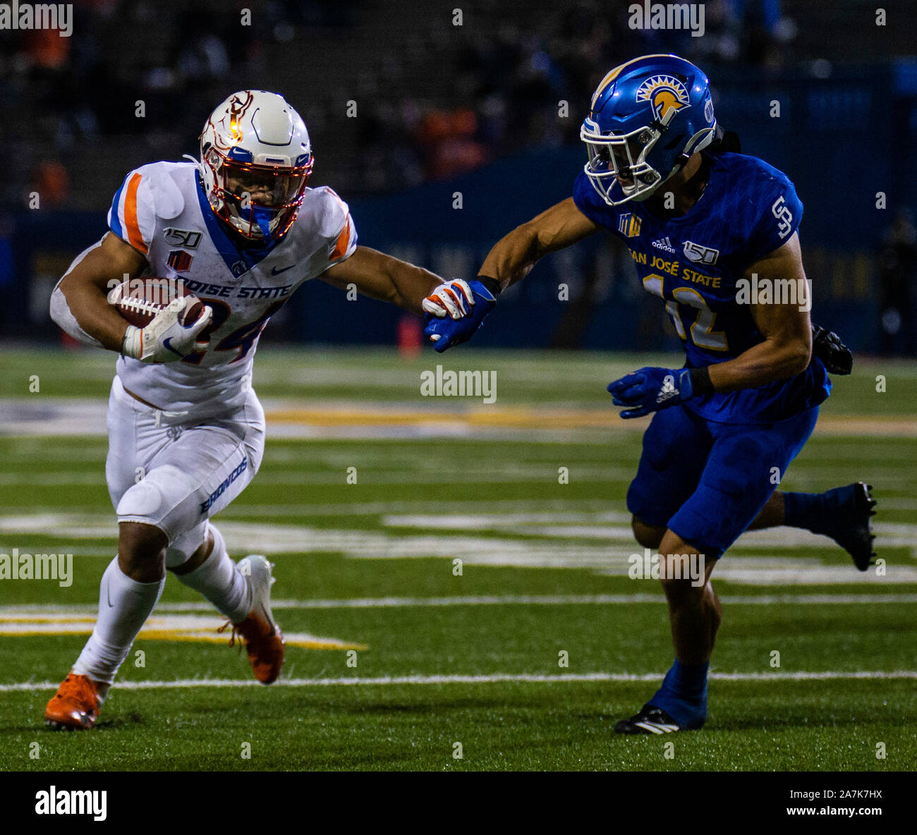 CEFCU Stadion San Jose, CA. 02 Nov, 2019. San Jose, CA Boise Zustand zurück laufen George Holani (24) läuft für eine kurze Gewinnen während der NCAA Football Spiel zwischen der Boise State Broncos und dem San Jose State Spartans 52-42 an CEFCU Stadion San Jose, CA gewinnen. Thurman James/CSM/Alamy leben Nachrichten Stockfoto