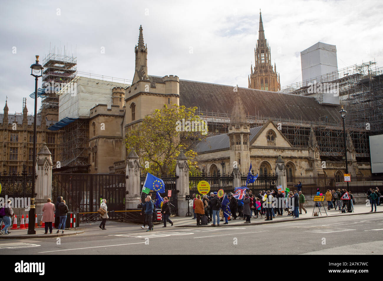 29. Oktober 2019 London pro-Brexit und anti-Brexit Mitkämpfer außerhalb des Houses of Parliament, London, UK Stockfoto