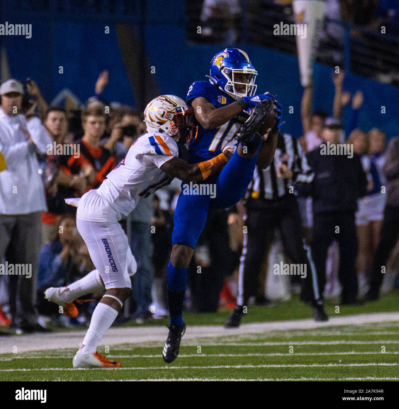 CEFCU Stadion San Jose, CA. 02 Nov, 2019. San Jose, CA San Jose State wide receiver Tre Walker (10) fängt einen tiefen Pass während der NCAA Football Spiel zwischen der Boise State Broncos und dem San Jose State Spartans 42-52 verlor an CEFCU Stadion San Jose, CA. Thurman James/CSM/Alamy leben Nachrichten Stockfoto