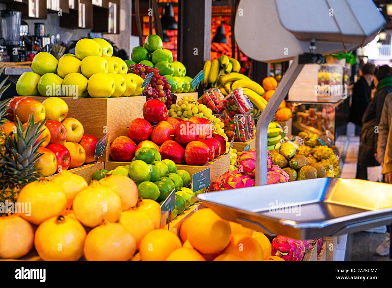 Frische tropische Früchte auf dem Zähler auf dem Markt. Verkauf von Bio-obst im Grünen oder Farmers Market. Mercado San Miguel von Madrid ist eine der beliebtesten Platz in Madrid, Spanien. Selektive konzentrieren. Stockfoto