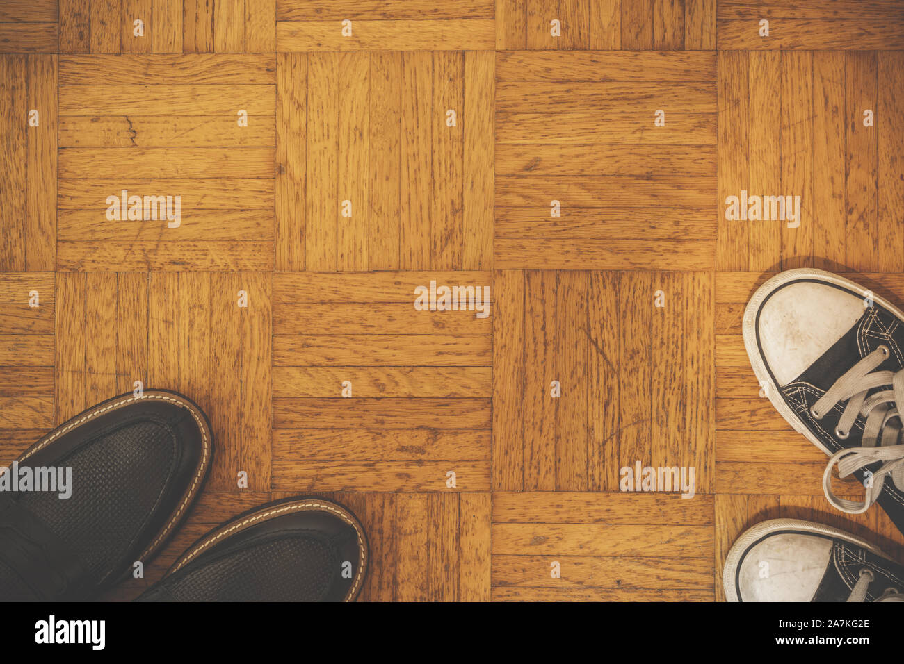 Neue Luxus Schuhe - Junge VS Geschäftsmann Stockfoto