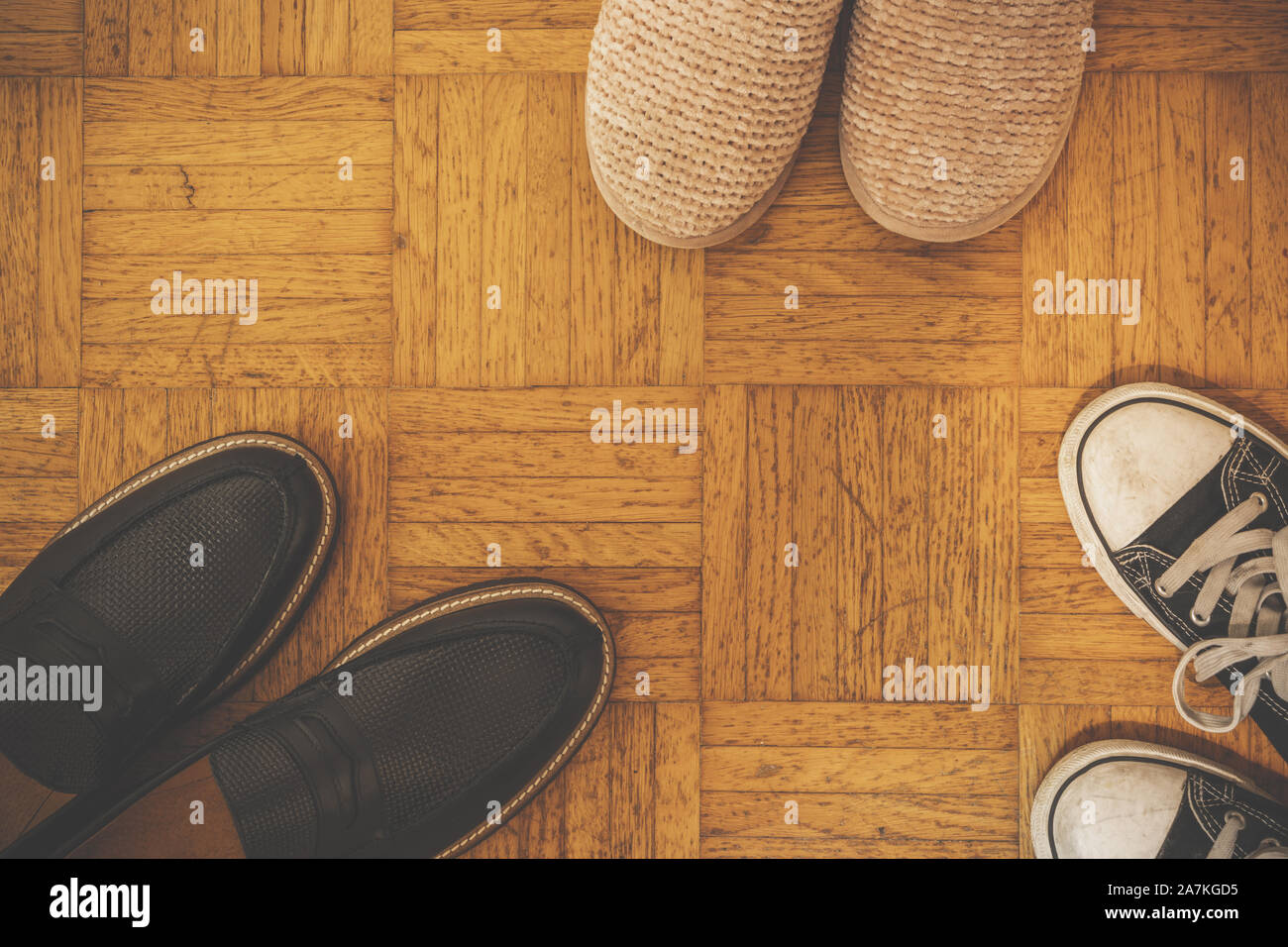 Neue Luxus Schuhe - Junge VS Geschäftsmann VS Hausschuhe Stockfoto