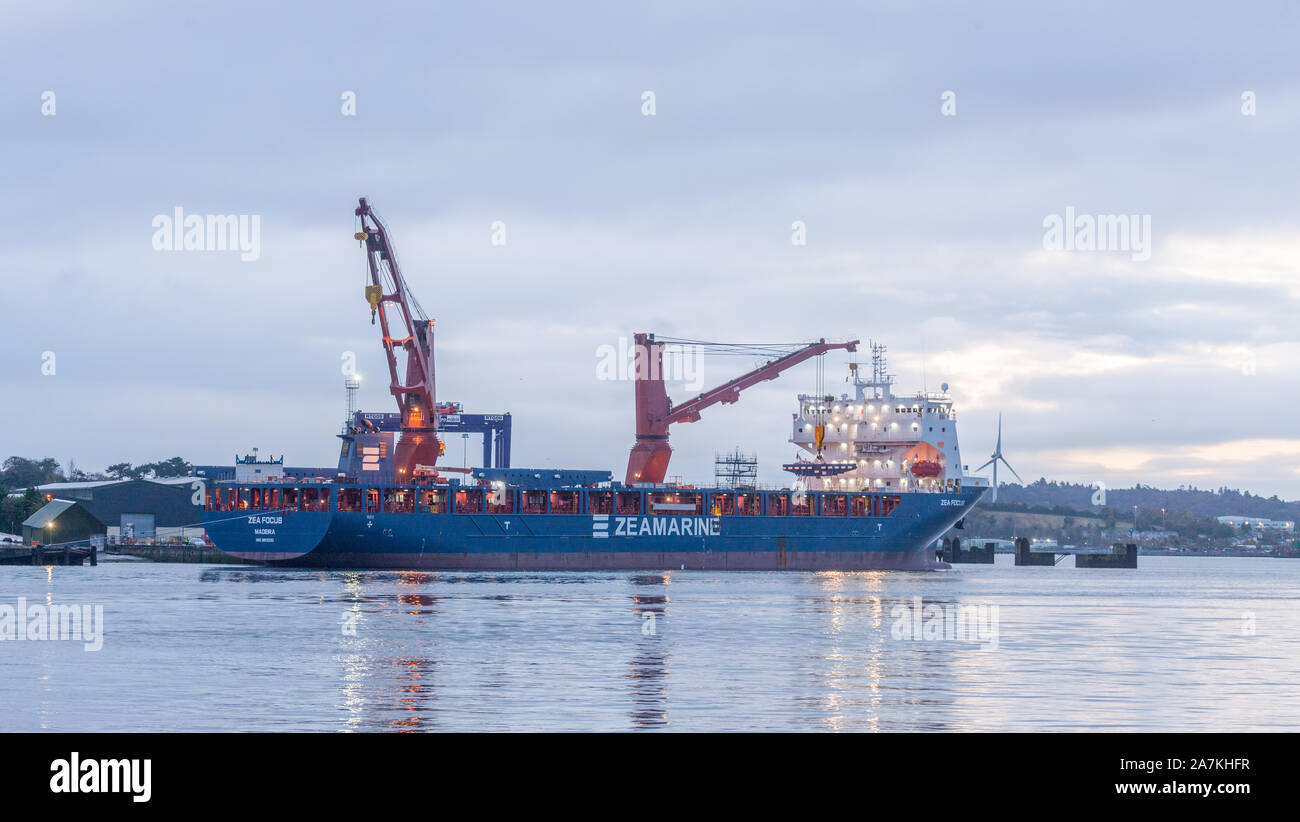 Pacific Palisades, Cork, Irland. 03. November 2019. Frachtschiff Zea Fokus nutzt ihre Hebezeuge Abschnitte der Gantry Cranes auf Deck an der Werft in Pacific Palisades, Co Cork, Irland zu laden. Quelle: David Creedon/Alamy leben Nachrichten Stockfoto