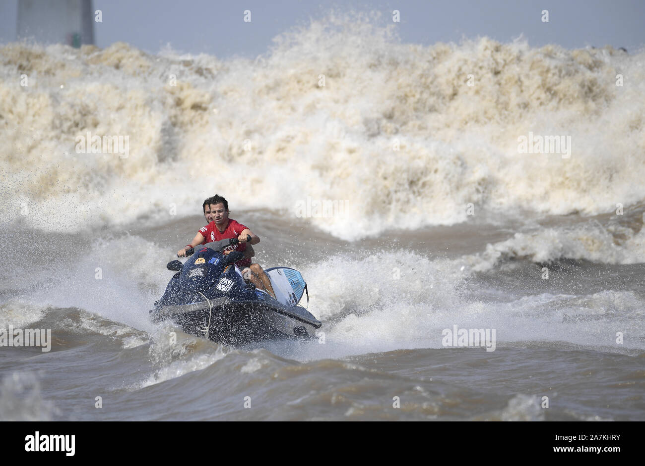 Surfer Fahrt eine Welle auf dem Fluss Qiantang in Hangzhou City, East China ¯ s Zhejiang Provinz, 16. September 2019. Stockfoto