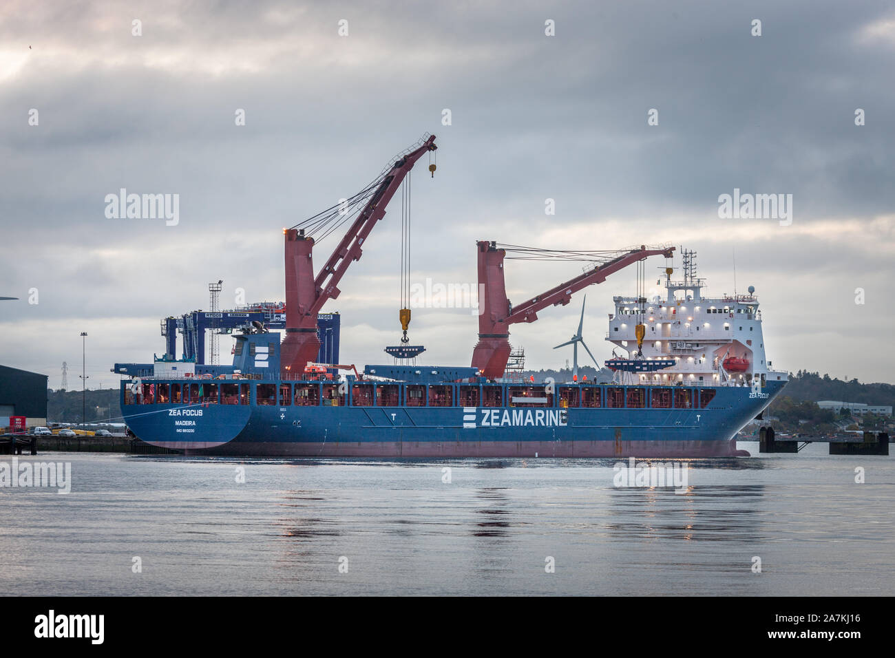 Pacific Palisades, Cork, Irland. 03. November 2019. Frachtschiff Zea Fokus nutzt ihre Hebezeuge Abschnitte der Gantry Cranes auf Deck an der Werft in Pacific Palisades, Co Cork, Irland zu laden. - Gutschrift; David Creedon/Alamy Live News Credit: David Creedon/Alamy leben Nachrichten Stockfoto