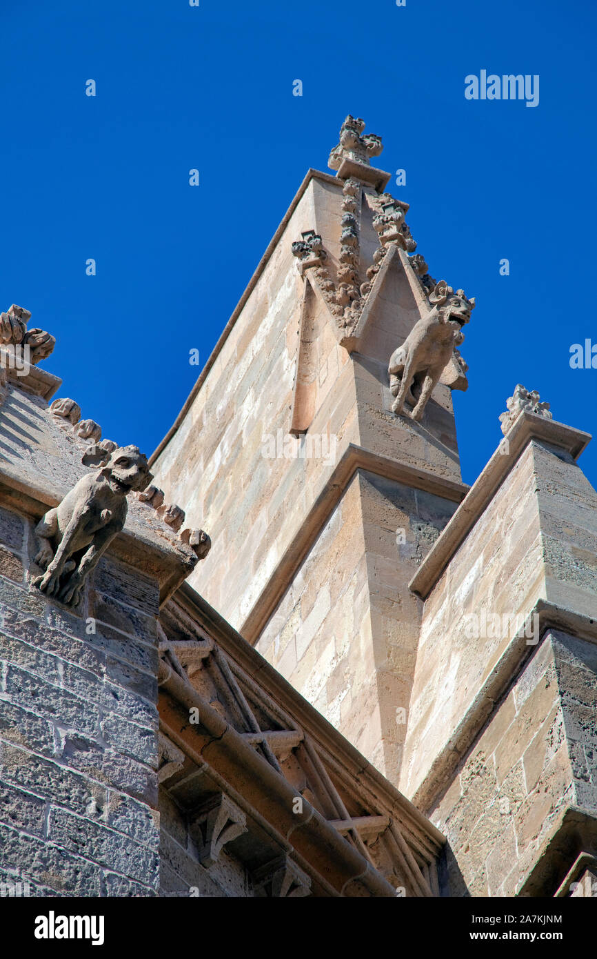 Mythische Kreaturen aus Stein auf der Oberseite der Kathedrale La Seu, Palma, Palma de Mallorca, Mallorca, Balearen, Spanien Stockfoto