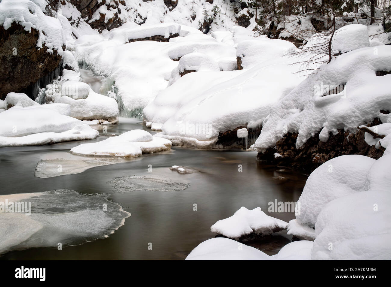 Wasser, Eis und Schnee in den rumänischen Karpaten. Stockfoto
