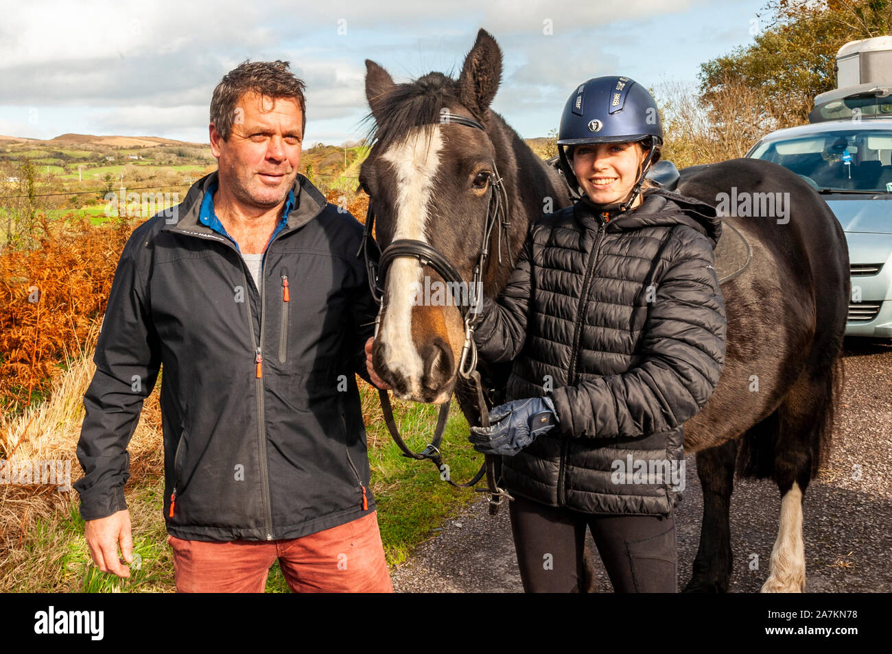 Hollum, West Cork, Irland. 3. November, 2019. West Cork Chevals bewirtete die Hollum auf ahakista Cheval heute, in Beihilfen von West Cork Underwater Search&Rescue. Bild vor dem Cheval sind John und Lucy O'Callaghan mit ihrem Pferd 'Oscar'. Credit: Andy Gibson/Alamy Leben Nachrichten. Stockfoto