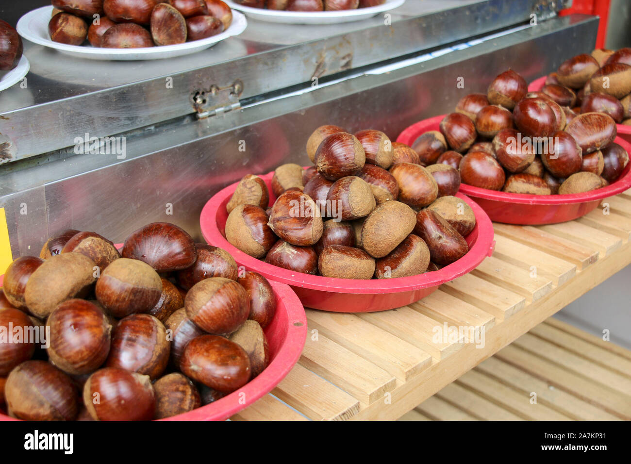 Frische Kastanien in Platten auf einer Straße Ladentheke Gamcheon Culture Village, Busan, Südkorea Stockfoto