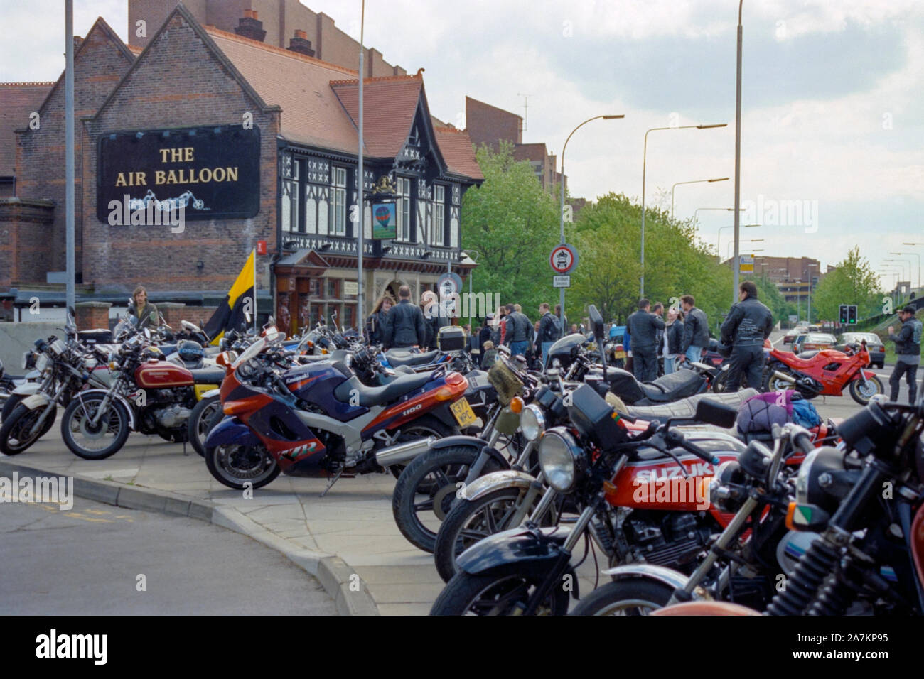 Große Versammlung der Biker und ihre Motorräder auf einer Kundgebung mit dem Motorrad Action Group außerhalb des jetzt verstorbenen Heißluftballon pub Portsmouth England 1990 organisierte s Stockfoto