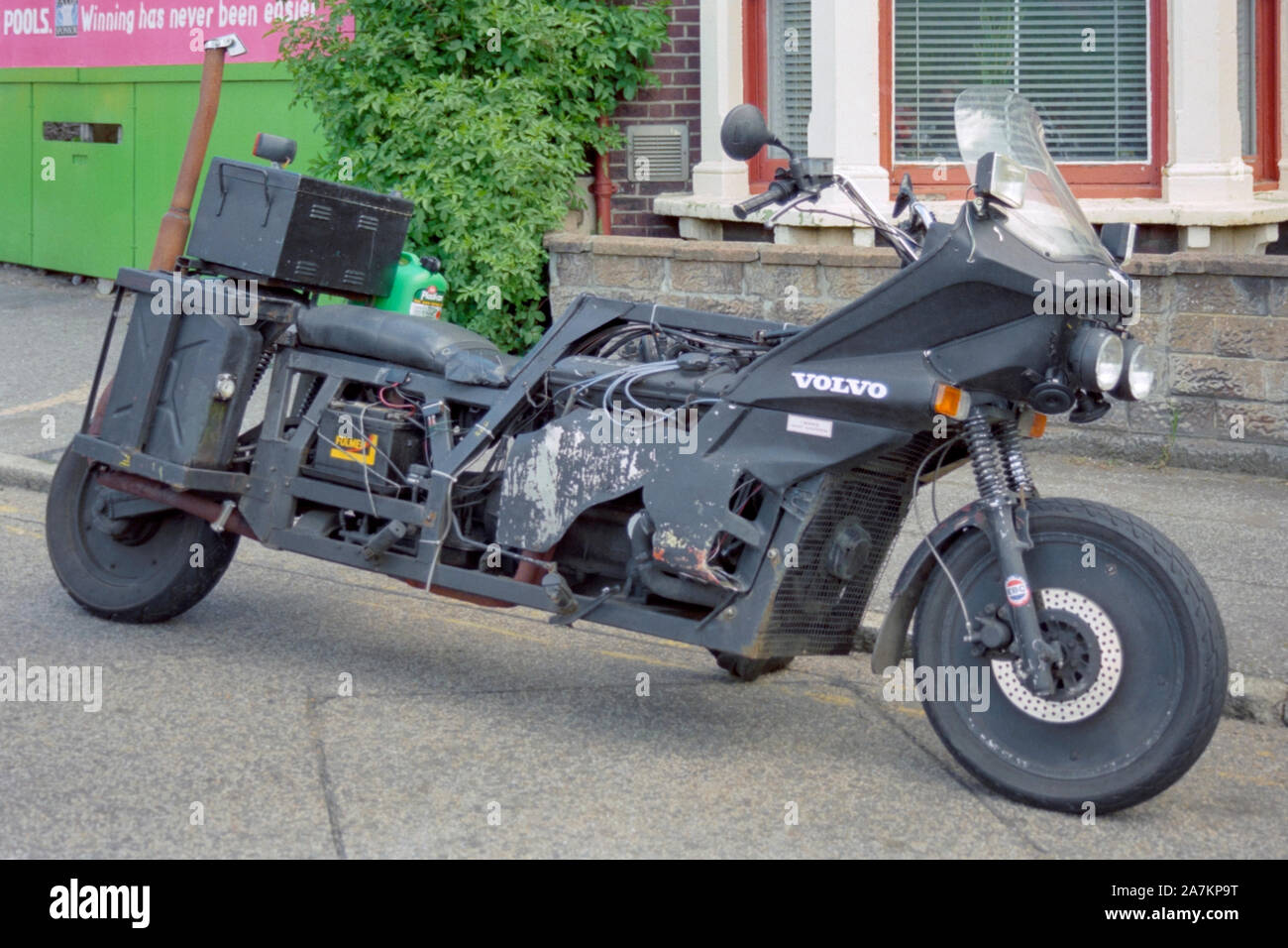 Merkwürdig aussehende Custom built Motorrad auf einer Kundgebung mit dem Motorrad Action Group außerhalb des jetzt verstorbenen Heißluftballon pub Portsmouth 1990 organisierte s Stockfoto